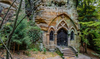 Modlivý důl a skalní kaple u Svojkova