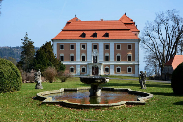 Zámek Valeč